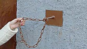Řetěz na zdi garáže, na kterém se Rosťa (14) v kleku pokusil oběsit