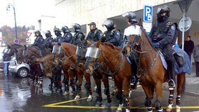 Policisté na koních brázdí pražské ulice