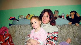 Žaneta Racová s dcerou Viktorkou v azylovém domě Rybka 