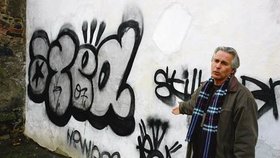 Kastelán Slavko ukazuje na počmárané hradby