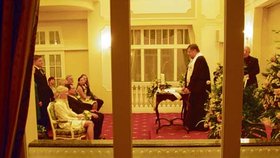 Mariánské Lázně, hotel Esplanade - sobota 16.28 hodin: K novomanželům Paroubkovým a svatebním hostům promlouvá biskup Jan Hradil