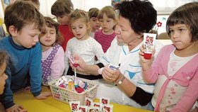 Učitelka Marie Vaňková s dětmi z Mateřské školy Ukrajinská v Ostravě-Porubě sbírá zdravotně závadné pasty