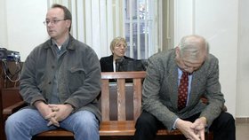 Obžalovaní Jan Milič (vpravo) a Karel Lupoměský u soudu
