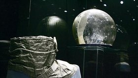 Návlek na botu skafandru a helma ze záložního skafandru amerického kosmonauta Neila A. Armstronga byly umístěny do bezpečnostní vitríny