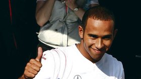 Pilotem Formule 1 Lewis Hamilton je pohledný mladý muž