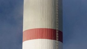 Skupina 11 aktivistů Greenpeace obsadila třísetmetrový komín Elektrárny Prunéřov II