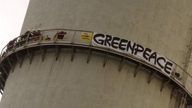 Komín prunéřovské elektrárny museli Greenpeace předčasně opustit 