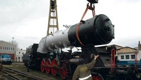 Jeřábníci usazují kotel na parní lokomotivu
