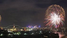 Silvestrovské oslavy byly v Sydney spojené s obřím ohňostrojem v přístavu 
