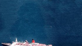 Poslední sbohem a šáteček. Arabové koupili pýchu společnosti Cunard, které Queen Elizabeth 2 patřila,  za 1,7 miliardy Kč. Bude z ní hotel