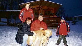Renáta Pohanková (33) s manželem Lubomírem Klaputem (50), syn Daniel (4), Gold a majitelka útulku Dagmar Kubištová (stojí vzadu)