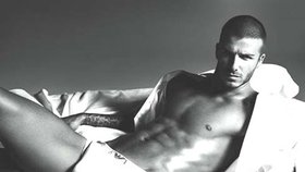 David Beckham s chloubou, která se stala předmětem vášnivých diskuzí
