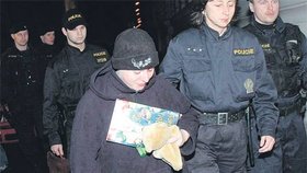 Policejní eskorta včera přivezla Barboru Škrlovou k brněnskému soudu