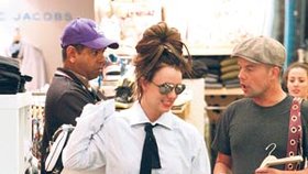 Britney šla nakoupit v pánské košili a děravých punčocháčích