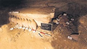 Neferínpuova pohřební komora. Před sarkofágem s jeho tělem jsou dobře vidět pivní džbány a nádobky s obětinami.