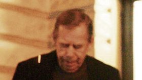 Poslední foto před kolapsem - Vinohradské divadlo, 9. 1. 2008: Unavený Havel přijel obětavě vyzvednout manželku Dagmar po představení 