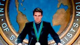 Tom Cruise přednáší před shromážděním 5000 farníků svůj fanatický monolog