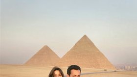 Ostře sledovaný pár, francouzský prezident Nicolas Sarkozy a zpěvačka a bývalá modelka Carla Bruniová, na snímku z výletu do Egypta 30. prosince 2007.