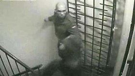 4. ..jeden ze skupinky se vrhá na ozbrojeného muže...
