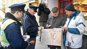 Policie zkontrolovala doklady mužů
postávajících u vchodu do úřadu. Šéf sdružení hájícího práva otců K213 Jiří Fiala (vpravo) na to byl připraven