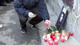 Na místě smrti nechali pozůstalí podobiznu mrtvého a svíčky