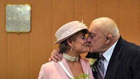 Zdeněk Srstka (72) si vzal svoji dlouholetou přítelkyni Alenu Dvořákovou (58)
