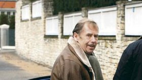 Václav Havel po dvou týdnech v nemocnici vystupuje z vozu před svým domem