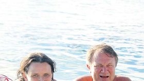 Režisér Jiří Adamec s manželkou sportovní moderátorkou Novy Janou Novákovou při slastných chvílích
v teplém moři