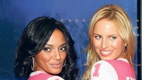 Karolina s kolegyní Selity Ebanks (vlevo) se zúčastnily večírku Victoria&#39;s Secret, kde se vyhlašovaly sexy krásky roku