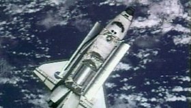 Raketoplán Atlantis na videosnímku NASA, který byl pořízen z Mezinárodní vesmírné stanice