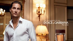 Matthew McConaughey v reklamě na parfém The One značky Dolce & Gabbany