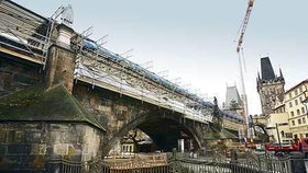Začala důležitá oprava Karlova mostu. Rekonstrukcí projde zábradlí, vozovka, plášť a nakonec i oblouky celé kamenné stavby.
