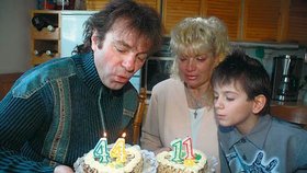 Oslavenec Bohumil Rybka, manželka Mirka a syn Pepa sfoukávají svíčky na narozeninových dortech