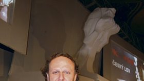 Jaroslav Dušek na scéně ve Velkém sále Lucerny