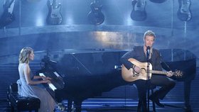 Glen Hansard s Markétou při slavnostním večeru zazpívali svou skladbu Falling Slowly