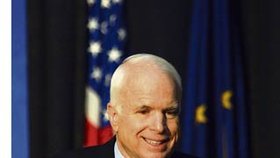 John McCain. Jeho nominace za republikány je jasná.