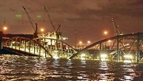 Záplavám způsobeným Emmou neodolal ani most v hamburském přístavu