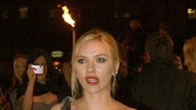 Scarlett Johansson neváhá na plátně použít všech dostupných ženských zbraní...