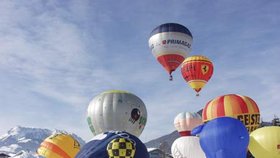Slavnostním defilé týmů při závodu v balónovém létání v rakouském Kaiserwinkelu