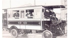 Rok 1908 a první pražská autobusová linka, vůz dodala firma Fiat