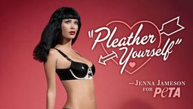 Podle Jenny Jameson je černé latexové spodní prádlo lepší než sexy prádélko z pravé kůže. A Jenna ví, o čem mluví...
