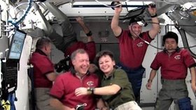 Velitelka Expedice 16 na Mezinárodní vesmírné stanici Peggy Whitson vítá kapitána Endeavouru Dominica Gorieho a zbytek posádky 

