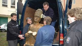 Rozřezanou sochu včera přivezli policisté do Terezína