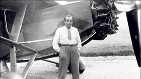 Vášnivý letec: Antoine de Saint-Exupéry (v roce 1944 vzlétl naposledy, pak už ho nikdy nikdo neviděl)