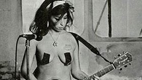 Amy Winehouse v kapmani proti rakovině
