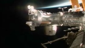 Po dvanácti dnech pobytu na ISS se raketoplán Endeavour vrací zpět na Zemi