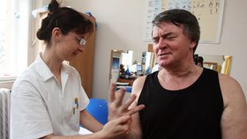 Vlastimil Harapes rehabilituje postiženou ruku v Nemocnici Malvazinky