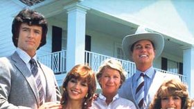 Hrdinové Dallasu - 1978: zleva nahoře Patrick Duffy (Bobby Ewing), Victoria Principal (Pamela), Barbara Bel Geddes (Miss Ellie), Larry Hagman (Džejár Ewing). Linda Grey (Sue Ellen). Jim Davis (Jock Ewing), Charlene Tilton (Lucy)