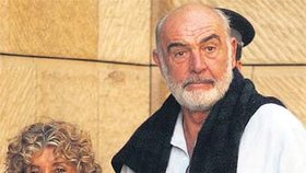 Sean Connery s manželkou v roce 2003 v Praze