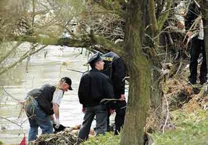 Ostatky utopeného strážníka, jehož tělo řeka nesla čtrnáct dnů,
ohledal hned na místě soudní lékař